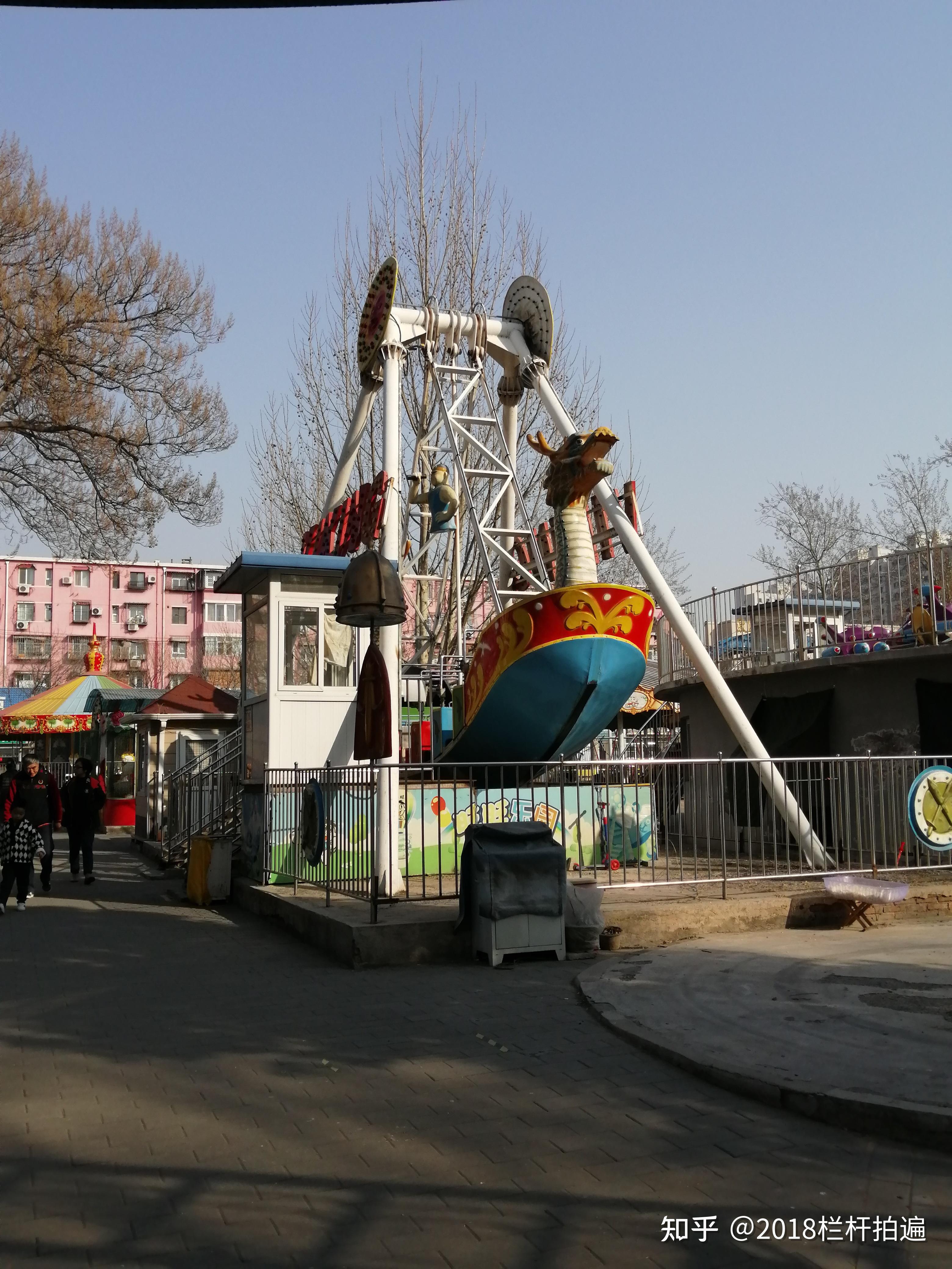 下图,公园东门"万芳亭公园"位于北京市丰台区南三环西路的北侧,门牌"