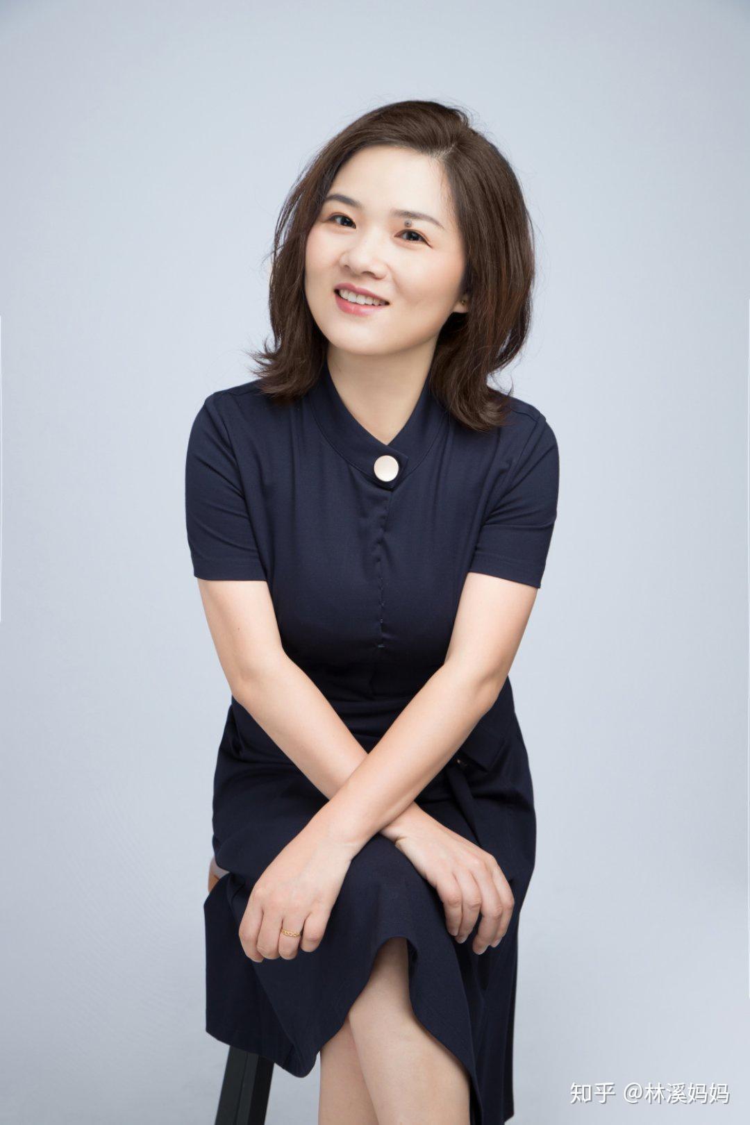 我是文娟很高兴认识你