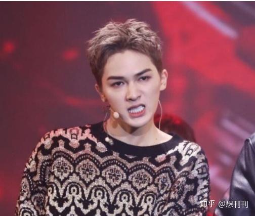 朱正廷的浓妆和刚提到的刘宇可以说不相上下,一时间我也很难分辨两人