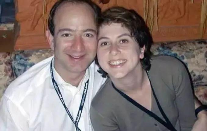 离婚两年后贝佐斯前妻麦肯齐再婚了前夫大方送祝福