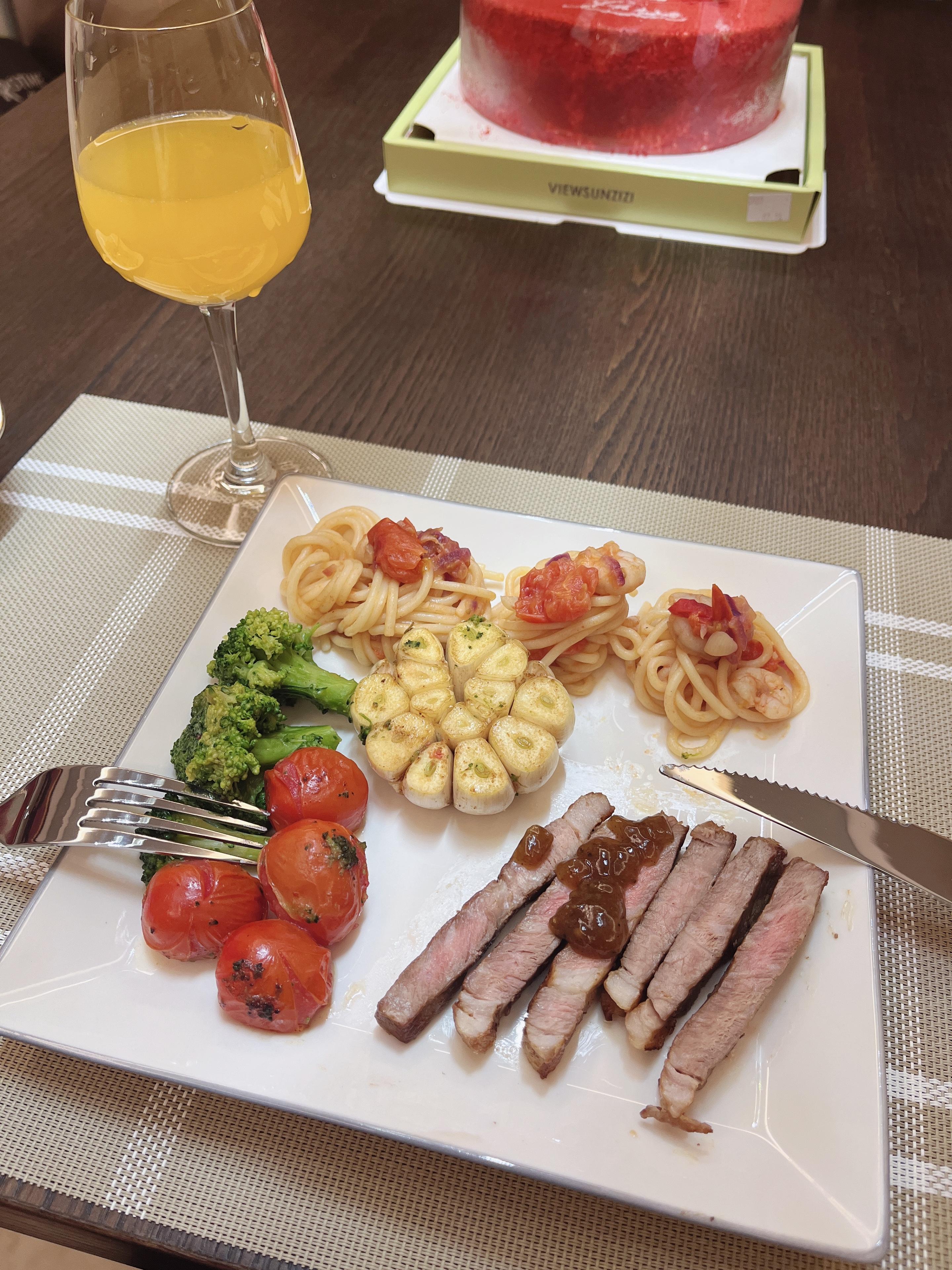 做西餐,摆盘和仪式感很重要,所以大家提前准备好西餐盘,刀叉,餐垫