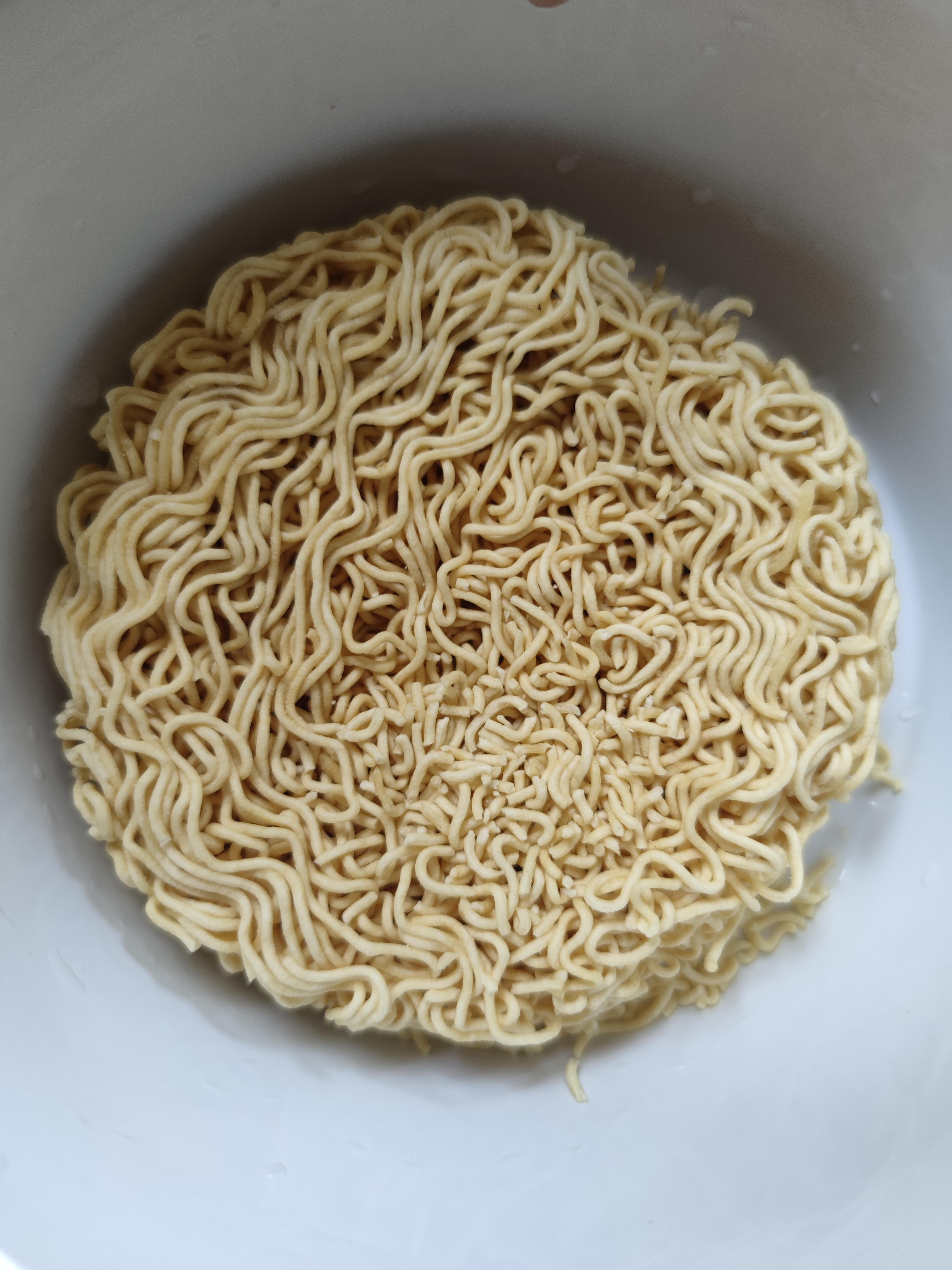 价格:2元左右,一袋这款火鸡面的面饼看起来像是干脆面.