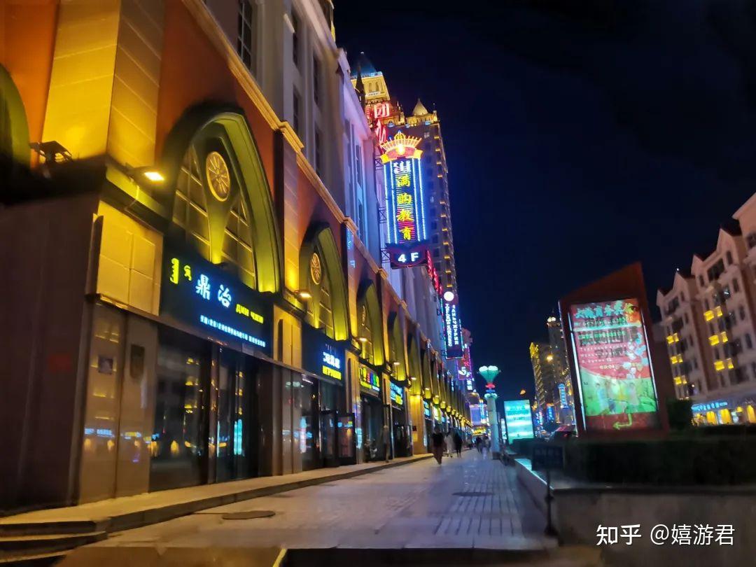 满洲里有几个大商场,市中心有友谊商场,稍远一点有万达广场,还有一条