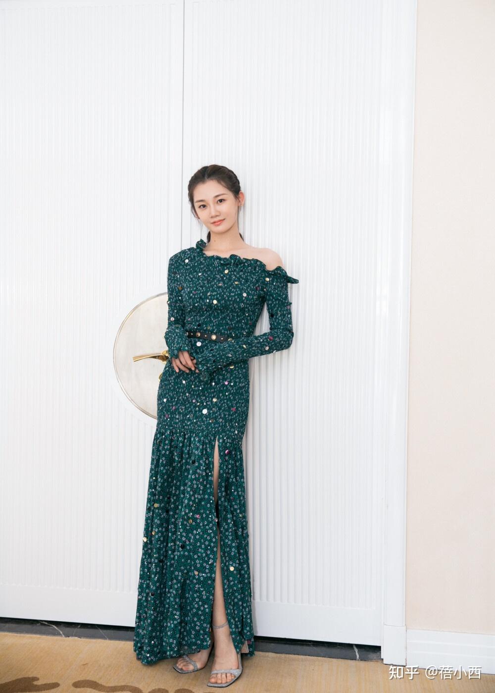 郑恺媳妇苗苗带火了一种潮流叫t恤阔腿裤简约又高级