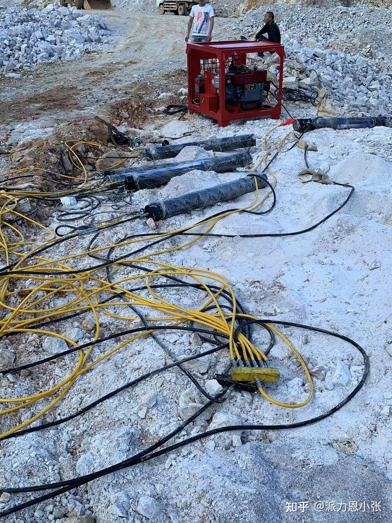 130型液压劈裂棒 砂石场开石机 柱塞式破石器技术广东调试现场 矿山