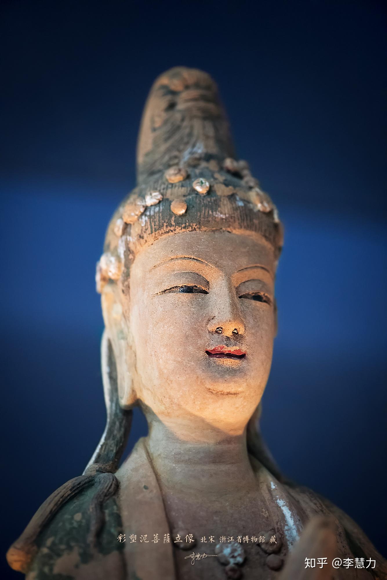 这件造像为什么是镇馆之宝,首先因为是泥塑,泥塑在历史上是非常难于