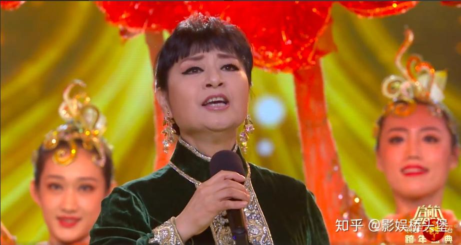 八台跨年最全看点董卿回归居c位黄晓明连跑2台不和老婆合体