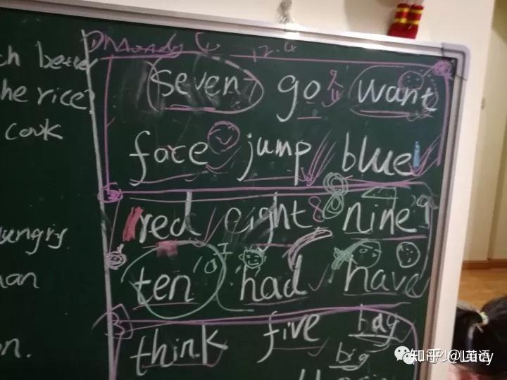 直接拿书读,重复读句子,打印出来,写在黑板上读,期间想了很多办法