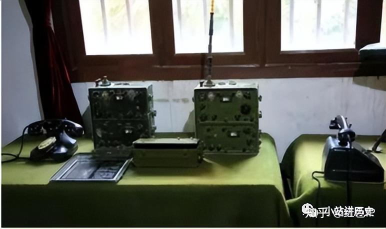 无线电报机最早由意大利人马可尼于1895年发明,是第二次工业革命时的