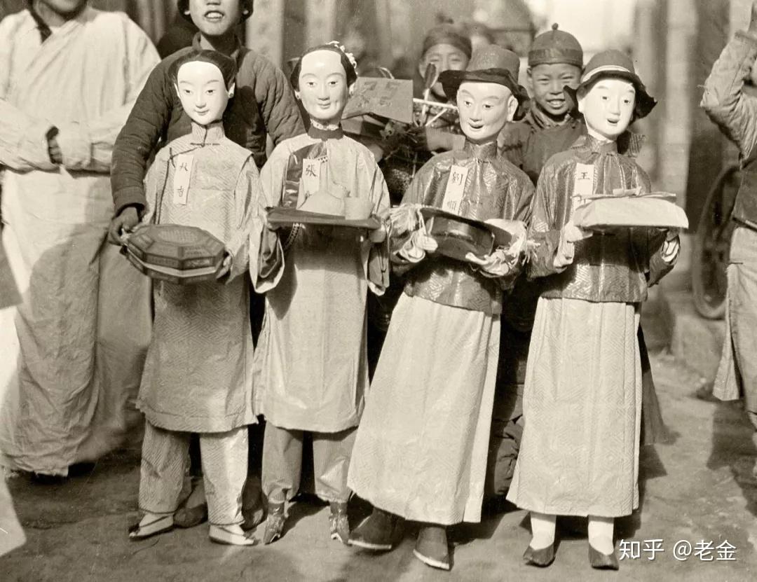 有钱人和你不一样清明节别人都烧纸人他跑到十字路口烧了个真的北洋