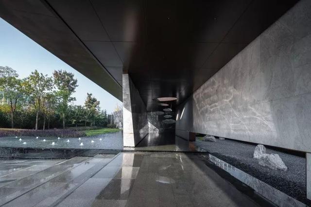 前场空间,肌理造型独特的示范区大门,几何造型的入口门楼重构城市界面