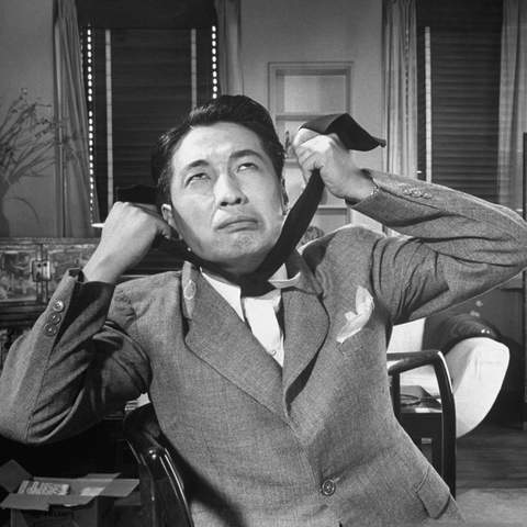 石挥成名于中国旅行剧团,在话剧界大放异彩后转至电影界,进入文华