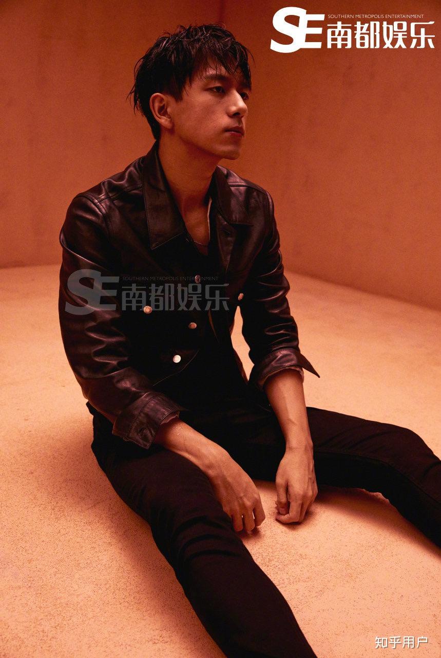 被李现今晚跨年晚会的造型暴击颜值衣品双双在线你觉得怎么样你更喜欢