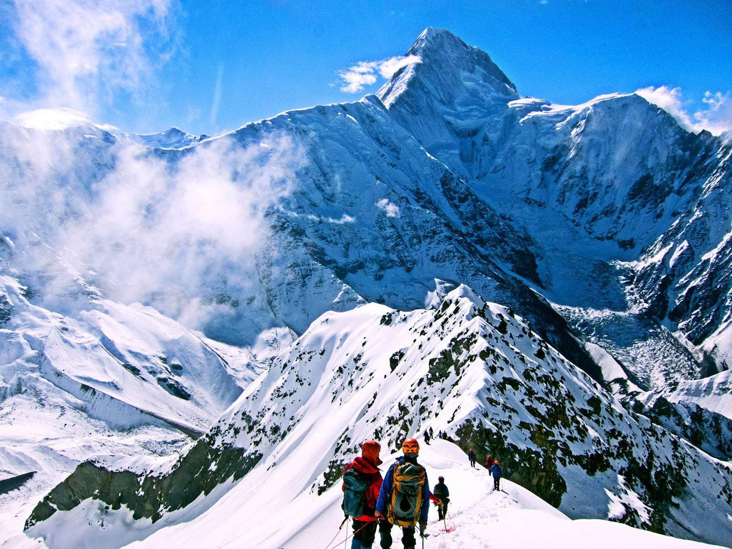 徒步旅行者成功登上山峰后在欢呼登山者在珠穆朗玛峰大本营图片下载 - 觅知网