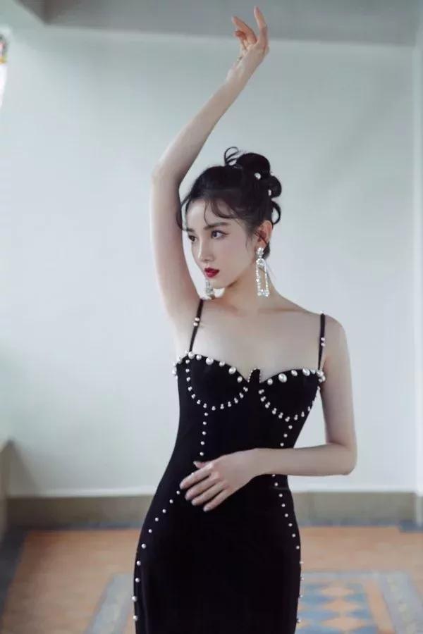 陈小纭挺有清纯感穿珍珠裙秀身材不显轻浮s型曲线好吸睛