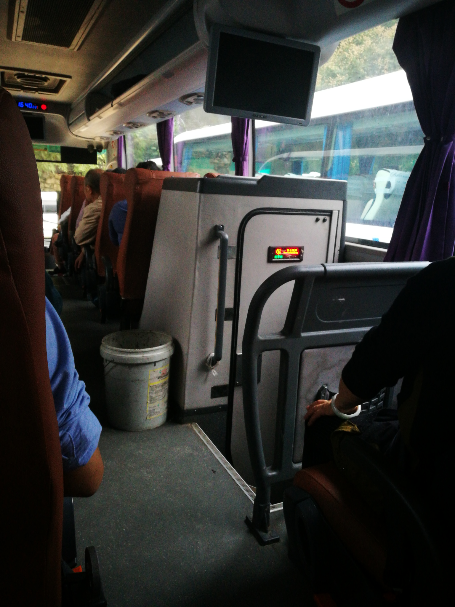 现在的长途大巴车上一般有没有洗手间?