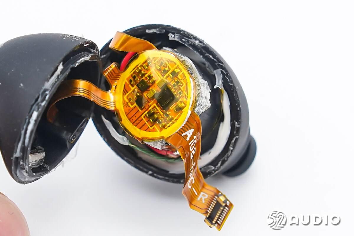 拆解耳机部分,沿合模线打开耳机头腔体.