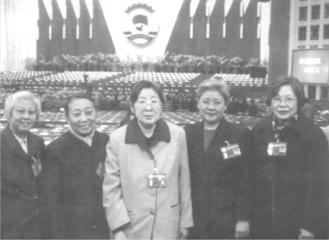 毛主席逝世后王海容看望李敏,孔冬梅喊她阿姨,李敏:要叫她姐姐 - 知乎