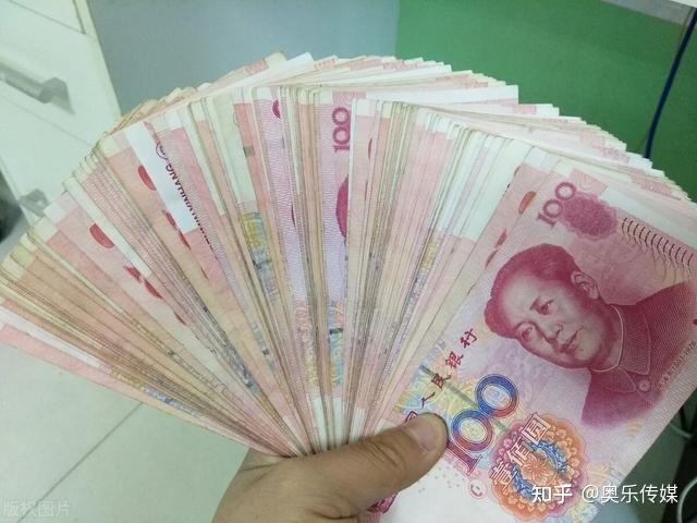 手握3000元现金照片图片