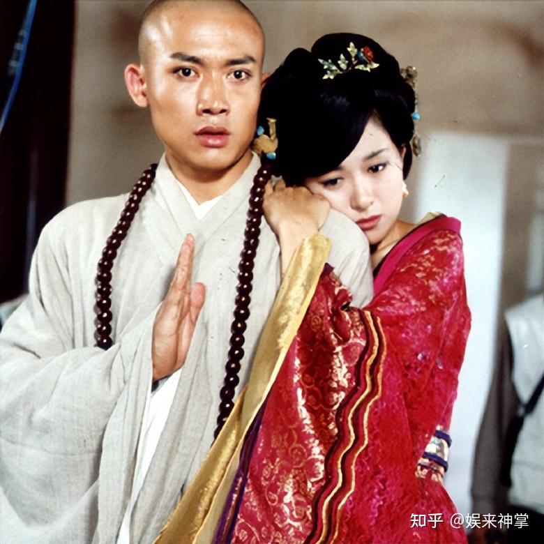 2002年,沈傲君搭檔李保田主演電視劇《神醫喜來樂》,在劇中扮演美豔