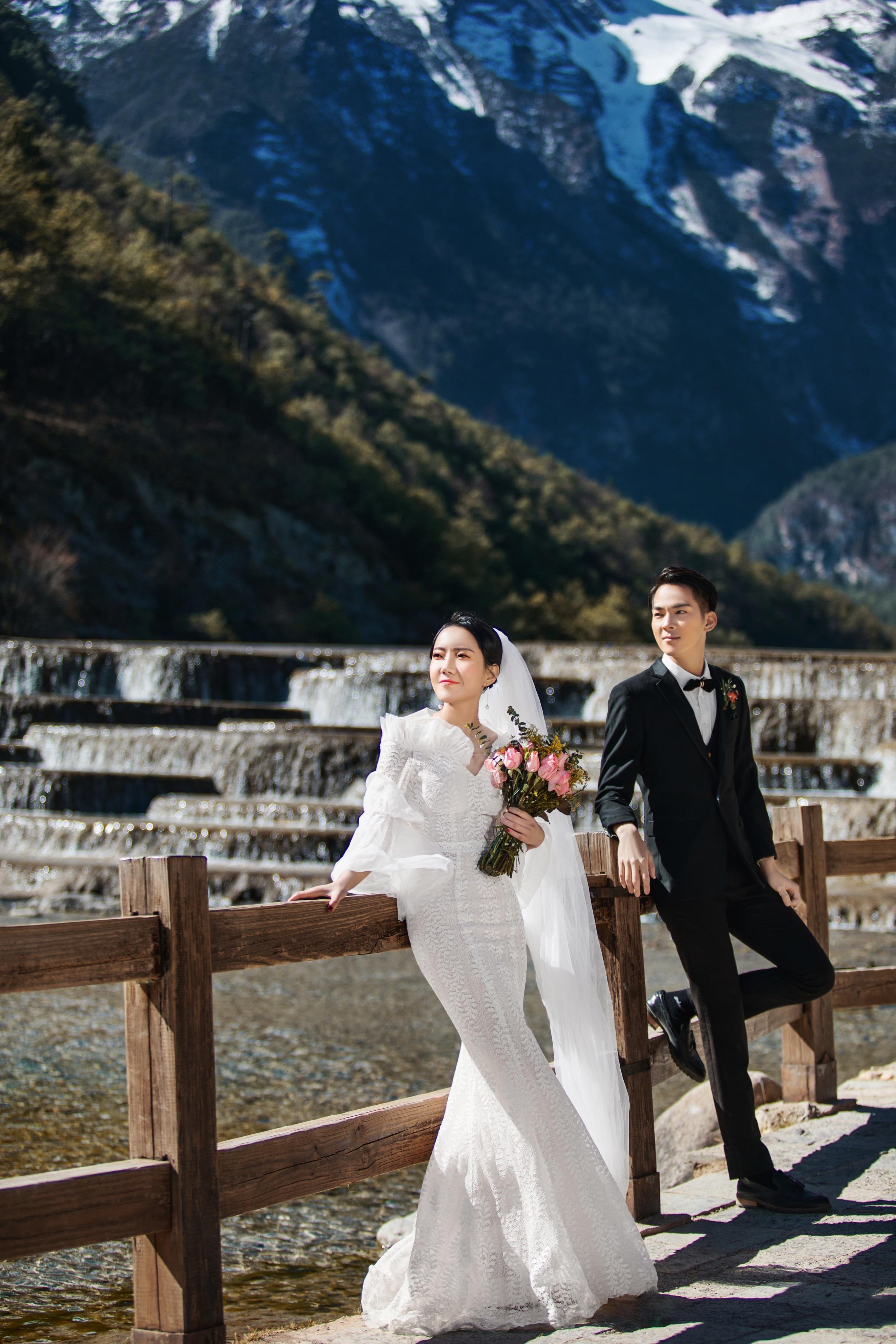 要去丽江拍婚纱照喜欢自然有温度感的旅拍月下环球旅拍和遇见菲林两个