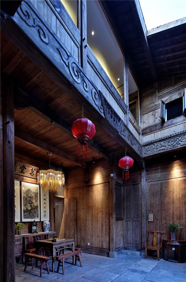 站在老屋内,抬头望着一方天,白云飘过,飞鸟拂过,有阳光照进来,有雨雪