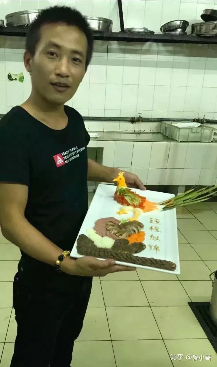 照片李野大师现今游历海外,秉承李门·家规师训之志,弘扬中国餐饮文化