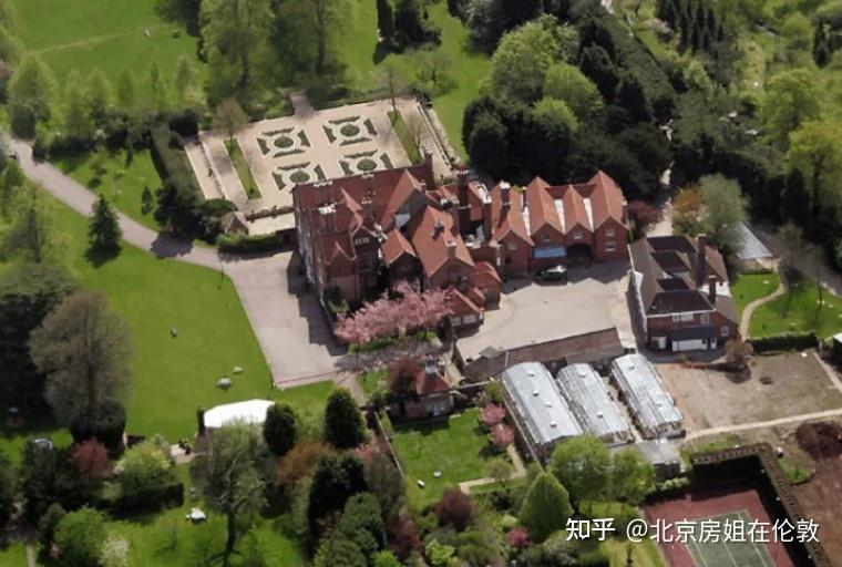 gramont 公爵的宅邸,位于香榭丽舍大街的尽头,毗邻巴黎地标建筑埃菲尔