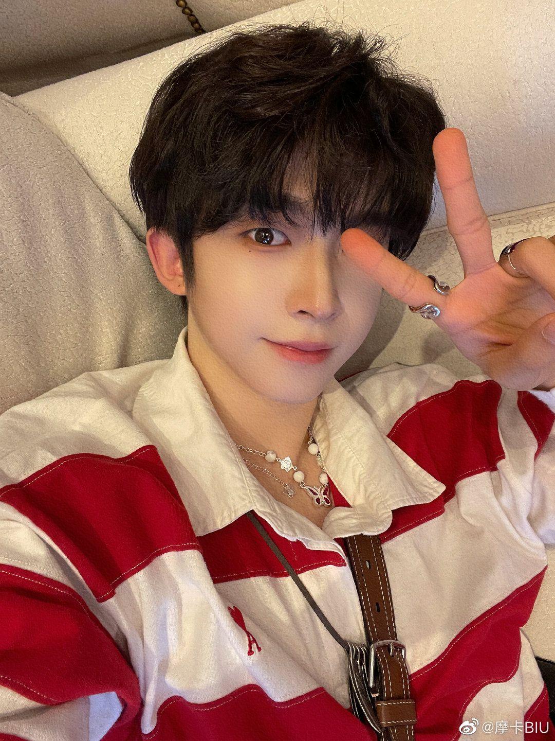 听说c位出道的国际男团into1队长刘宇妆很浓