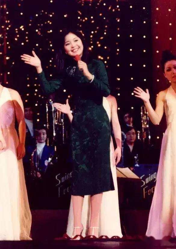 邓丽君的裙装穿搭告诉我们:时尚就是一个轮回,至今都想照着穿