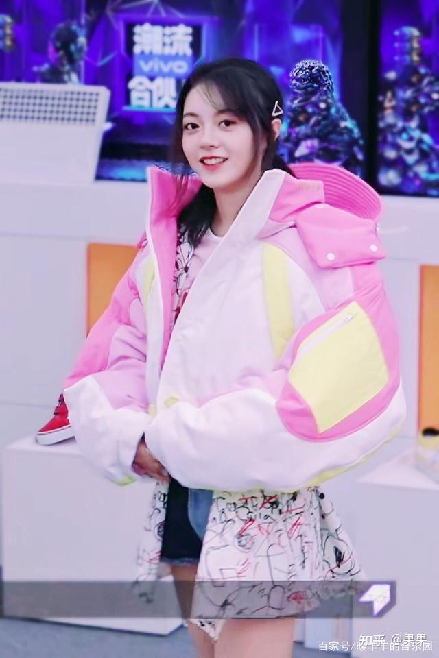 潮流合伙人里赵今麦粉色棉袄是哪个牌子的?