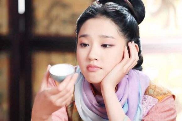 唐艺昕首部电影演坐台女今日播出,与张若昀只