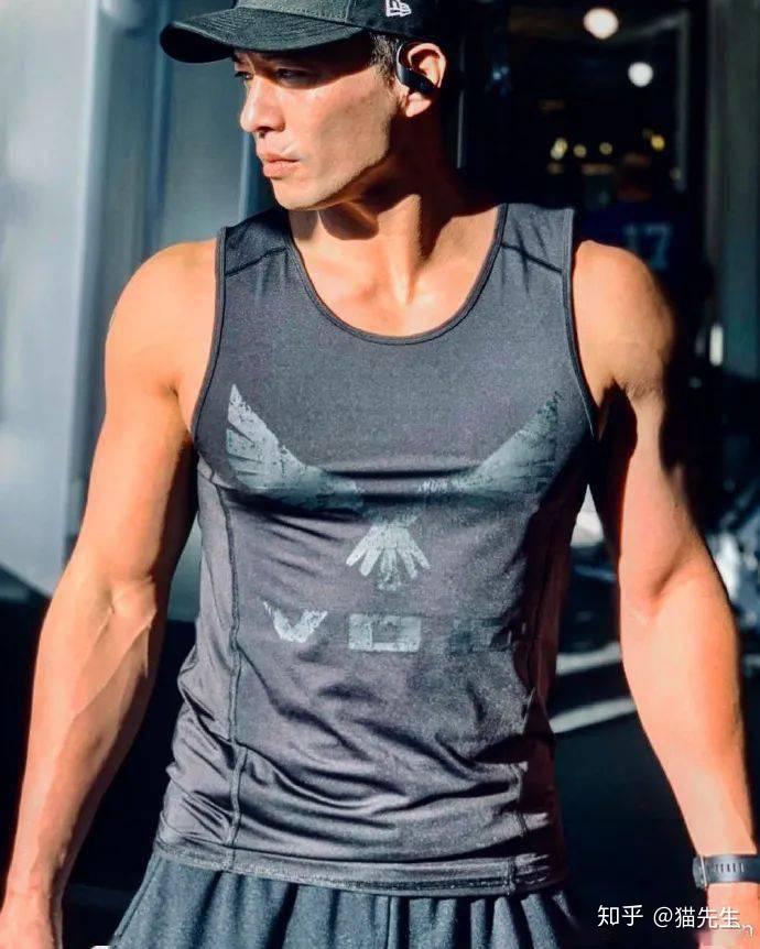 武打电影,经常在家模仿成龙的武打戏安志杰1977年出生于美国颜值高