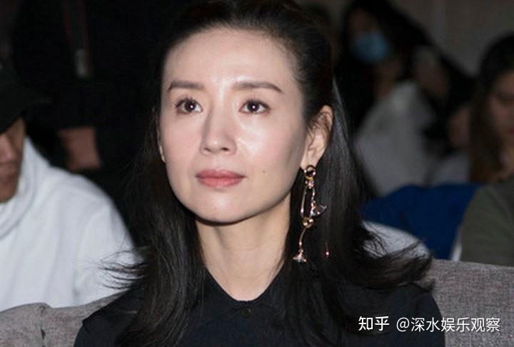 董洁亮相幸福一家人发布会法令纹不毁优雅气质