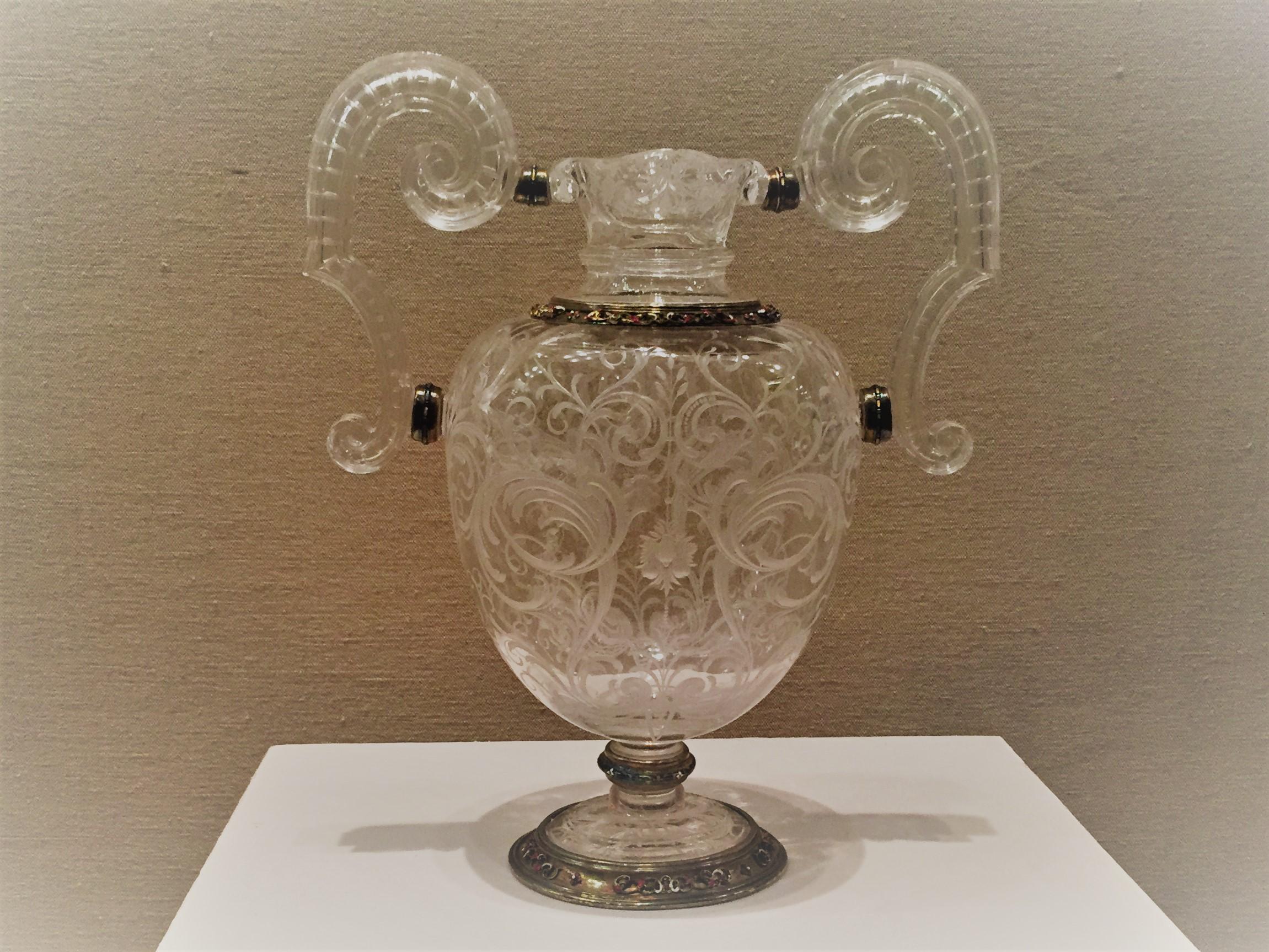 把整个城市都笼罩在无形的穹顶之下,而来自巴黎卢浮宫的艺术品仿佛