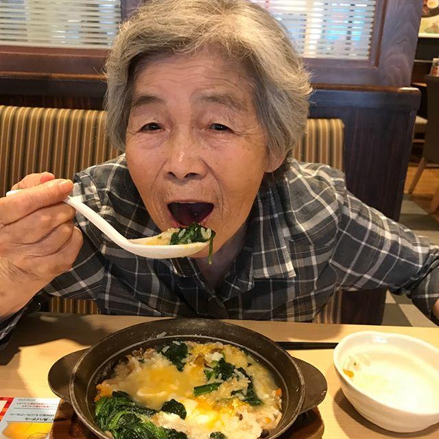 90岁老奶奶靠碰瓷飙车俘获20万粉丝爆红ins