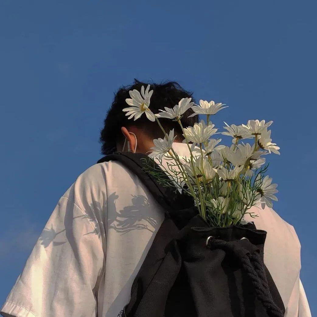 有一张图是一个男生拿着手捧花只有手臂和花在照片里有人知道吗