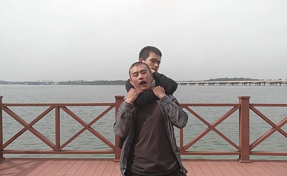 背后裸绞很难破解我们可以用这招去避免简单好学