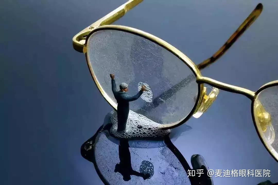 如何使用眼镜清洗液清洗眼镜 v2-7f17f36b8cb3c955e6e0973d9d856838_r.jpg