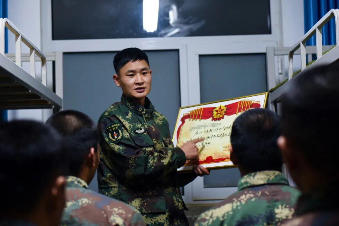 作为班里兵龄最长的士官,张京的班里全是他亲手带出来的兵.