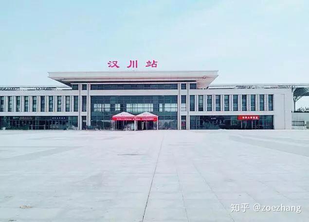 车程8分钟左右,距离武汉天河机场车程约1小时,距离汉川火车站车程11