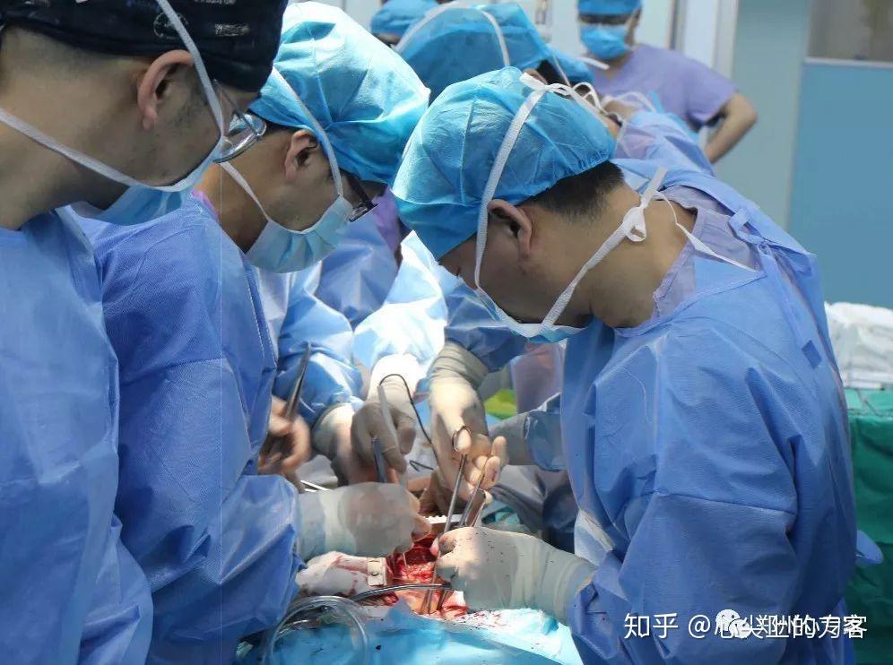 成员早已从家中赶到手术室,为接下来的儿童心脏移植做最后的准备工作