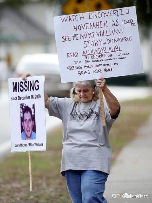 她想要知道麦克的下落,不断请求警方把麦克失踪作为谋杀案件展开调查
