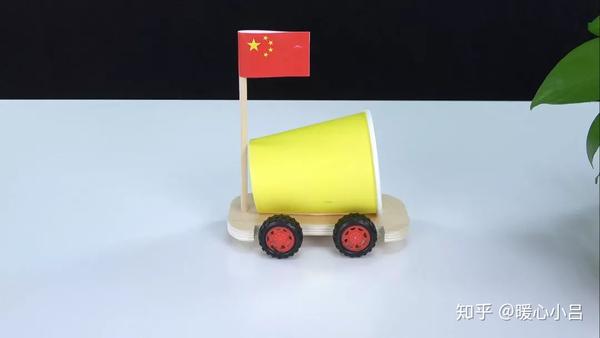然后安上车轮 如下图: 2,用双面胶把纸杯粘在汽车模型板上 如下图: 3