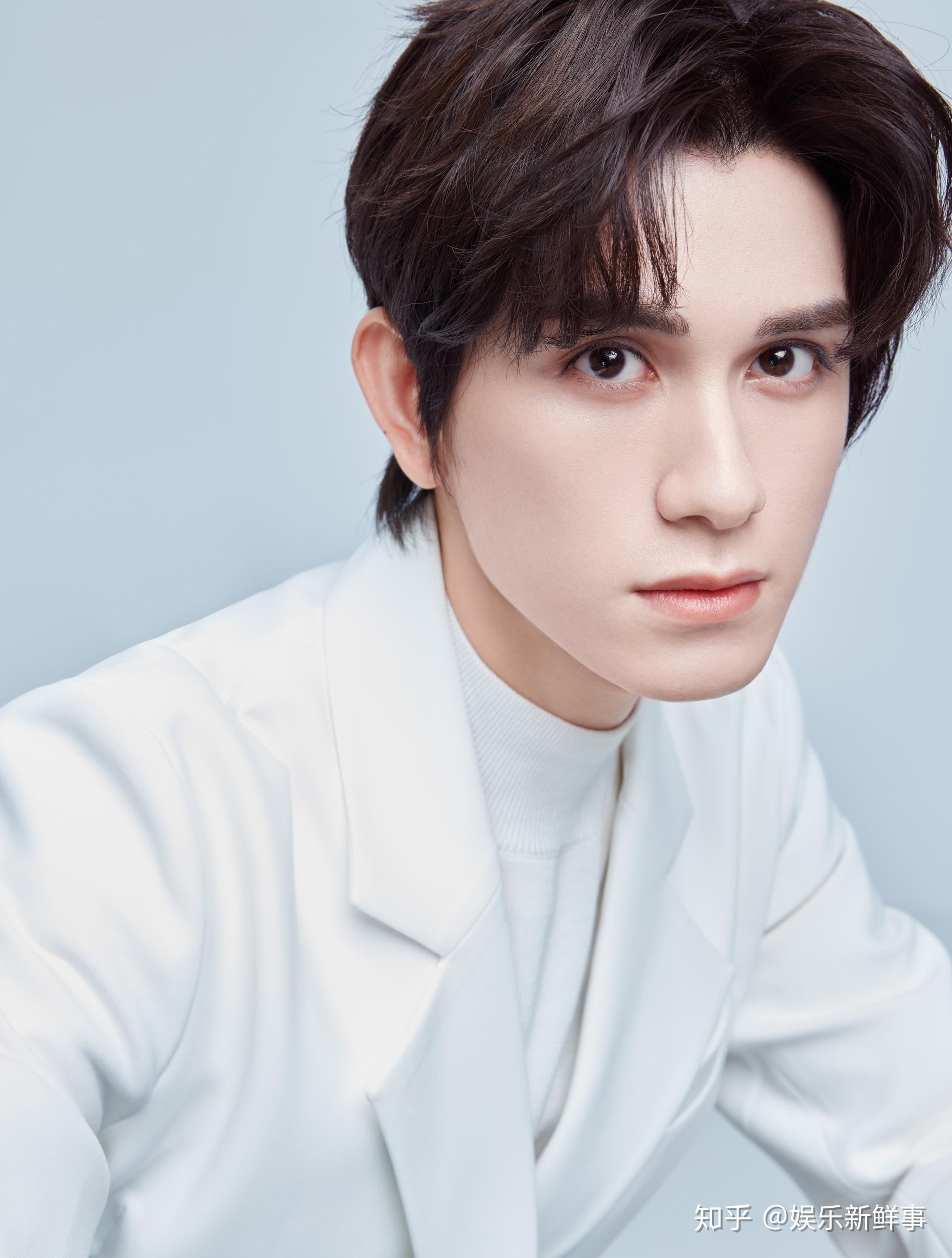 朱赞锦主演武林有骄气正式开机白色西装写真尽显儒雅气质