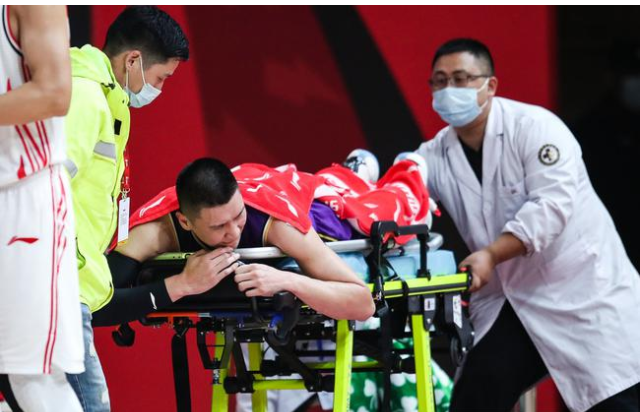 cba孙悦空中失衡平拍落地受伤