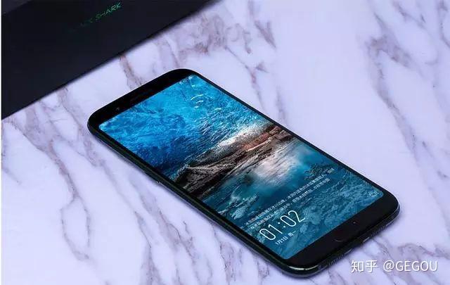 小米黑鲨手机和小米八8+128g的两个哪个好?