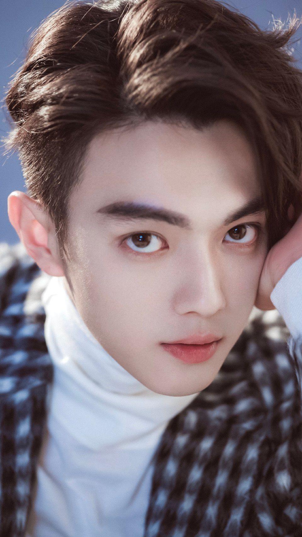 能不能发几张许凯的照片当壁纸的那种最近特别迷他