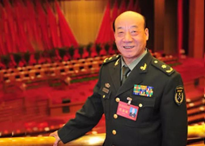 1951出生于安徽宿松凉亭一个普通农家的贺东久,自幼酷爱读书,有书香