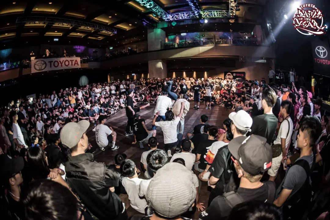 渐渐地,街舞从underground活动登上大雅之堂.